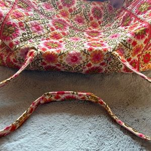 Beautiful Vera Bradley duffel/travel bag.